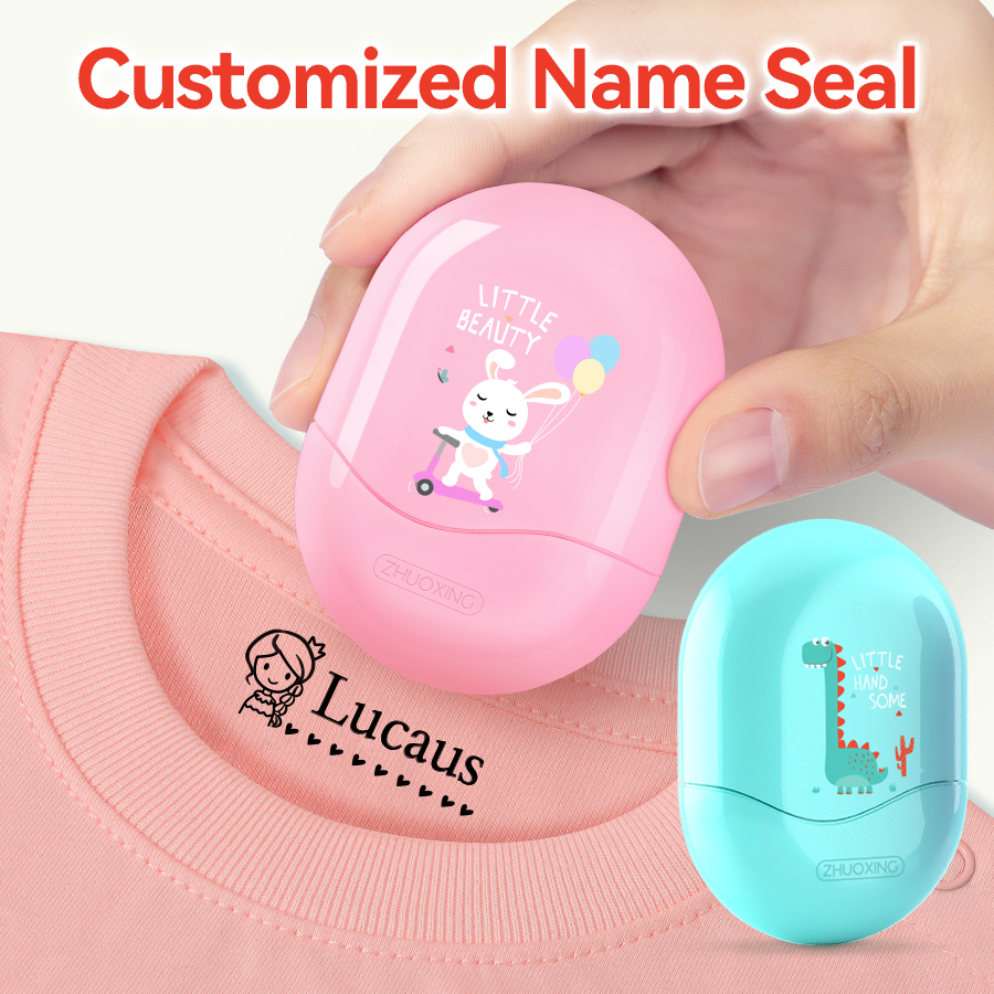 Self Inking Stamp - แสตมป์ชื่อนักเรียนส่วนบุคคล - ซีลกันน้ําแบบกําหนดเองพร้อมหมึกไม่ซีดจาง ของขวัญที่เหมาะกับการเดินทางที่ทนทานสําหรับเด็กและโรงเรียน