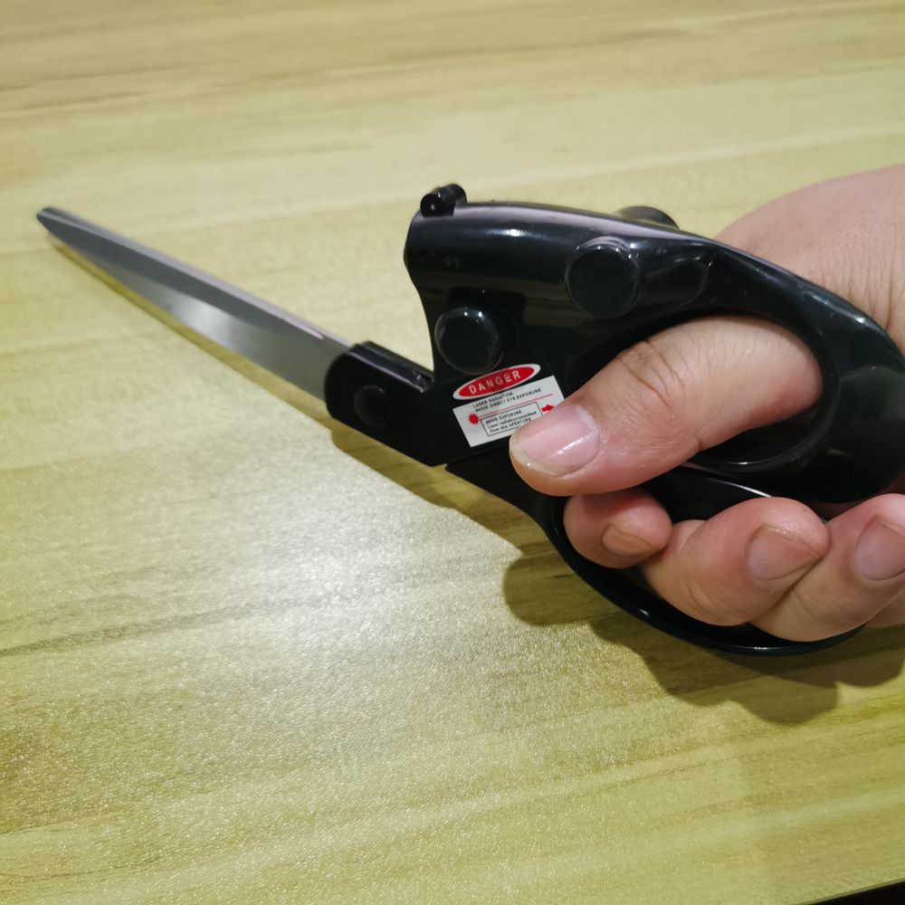 กรรไกรสแตนเลสแบบมีเลเซอร์นำทาง - Scissors Stainless Craft บทวิจารณ์และราคา