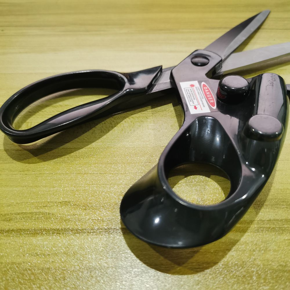 กรรไกรสแตนเลสแบบมีเลเซอร์นำทาง - Scissors Stainless Craft บทวิจารณ์และราคา